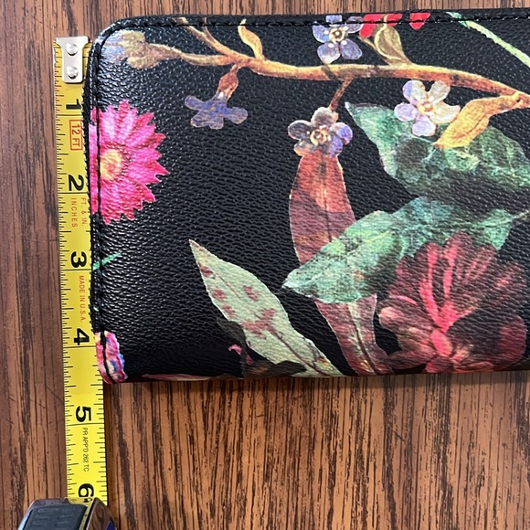 EL zip wallet. Lots of card sections. - Picture 5 of 5